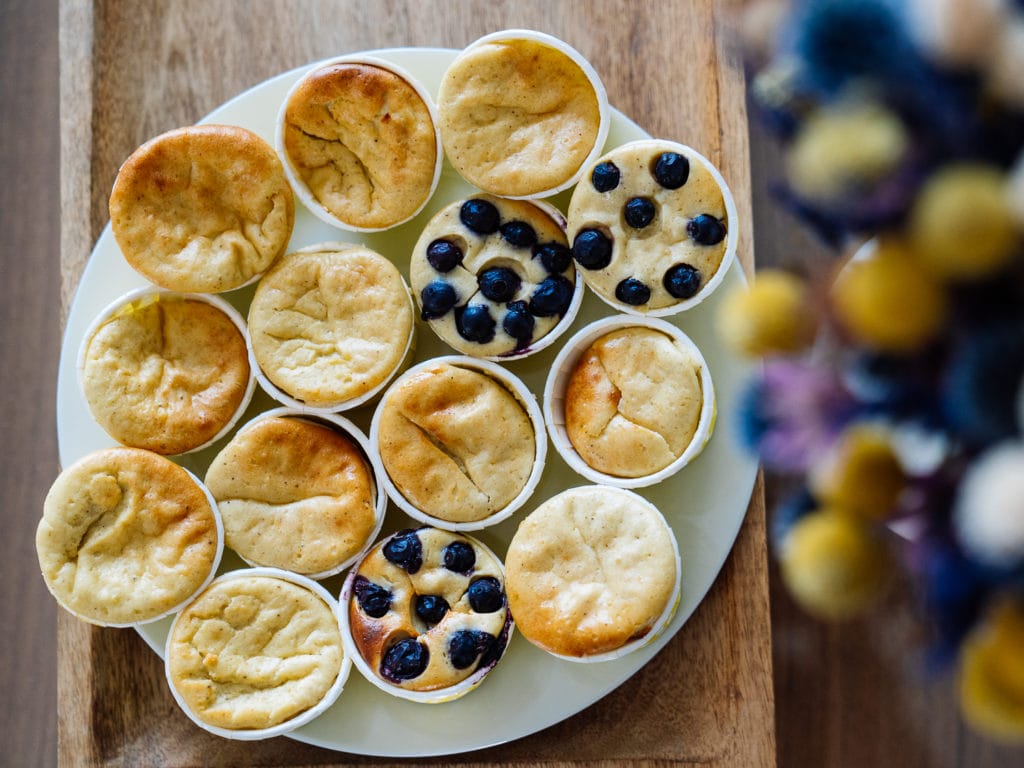 Kaesekuchen Quarkkuchen Muffins auf Teller Headshot